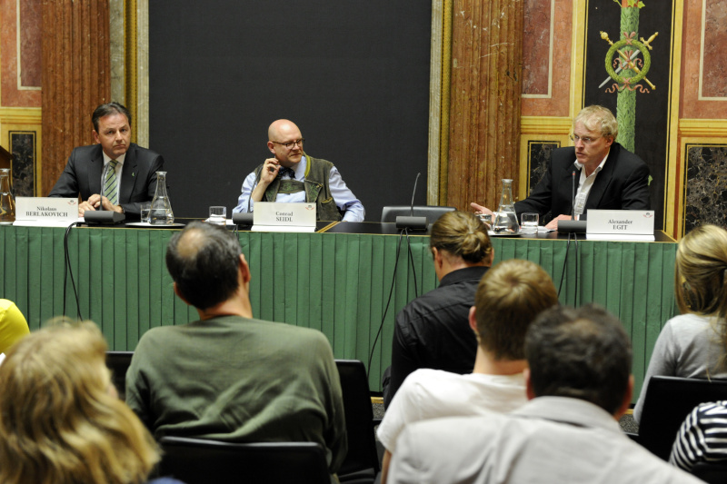 Am Podium, v.li.: Landwirtschaftsminister Nikolaus Berlakovich, Moderator Conrad Seidl von Der Standard und Greenpeace-Geschäftsführer Alexander Egit