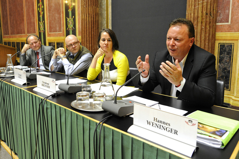 Am Podium, v.li.: Umweltsprecher Nationalrat Hermann Schultes (V), Moderator Conrad Seidl von Der Standard, die Vorsitzende des Umweltausschusses des Nationalrates Christiane Brunner (G) und Umweltsprecher Nationalrat Hannes Weninger (S)