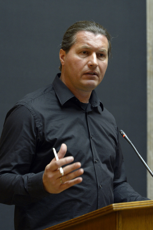 Der Geschaeftsführer Klimabündnis Österreich Peter Molnar am Rednerpult