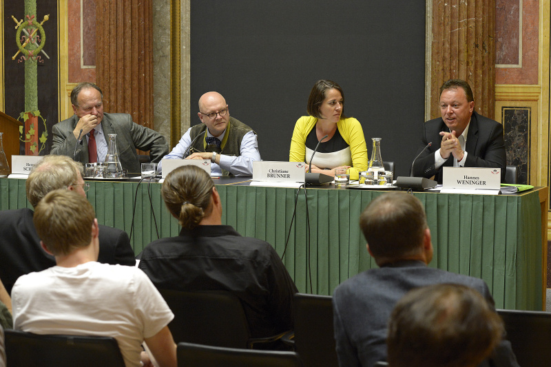 Am Podium, v.li.: Umweltsprecher Nationalrat Hermann Schultes (V), Moderator Conrad Seidl von Der Standard, die Vorsitzende des Umweltausschusses des Nationalrates Christiane Brunner (G) und Umweltsprecher Nationalrat Hannes Weninger (S)