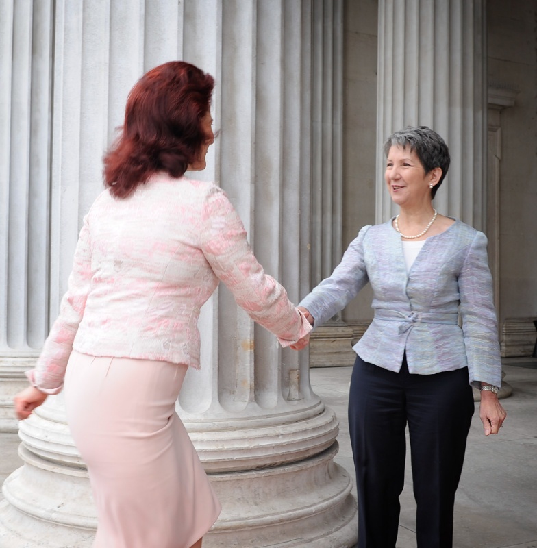 v.re. Nationalratspräsidentin Barbara Prammer begrüßt die lettische Parlamentspräsidentin Solvita Aboltina