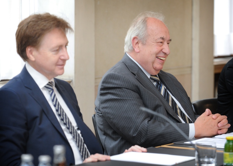 Aussprache. v.re. Zweiter Nationalratspräsident Fritz Neugebauer und  Nationalratsabgeordneter Andreas Karlsböck (F)