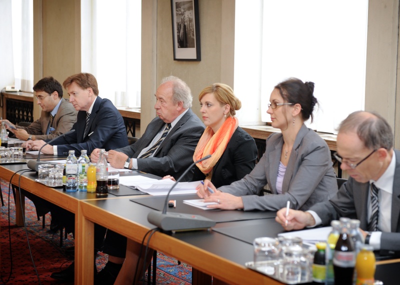 Aussprache v.li. Veranstaltungsteilnehmer,  Nationalratsabgeordneter Andreas Karlsböck (F),  zweiter Nationalratspräsident Fritz Neugebauer und Nationalratsabgeordnete Sonja Steßl-Mühlbacher (S), Veranstltungsteilnehmerin und ein Parlamentsbediensteter