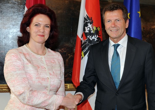 v. re.: Staatssekretär im Außenministerium Wolfgang Waldner begrüßt Solvita Aboltina