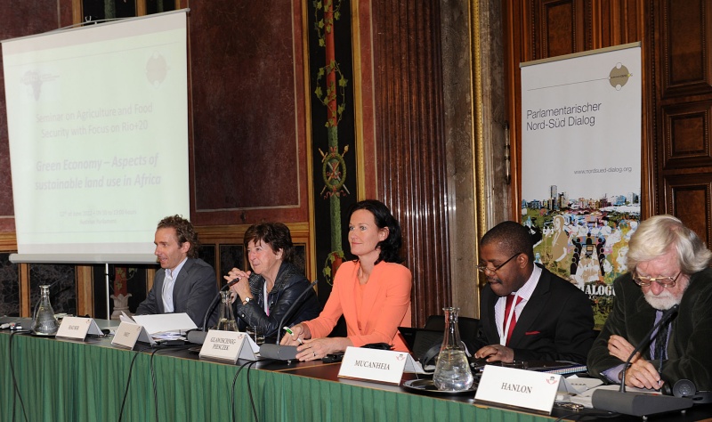 Am Podium v.li.: Michael Hauser, Miet Smet, Klubobfrau der Grünen Eva Glawischnig-Piesczek, Francisco Ussene Mucanheia und Joseph Hanlon