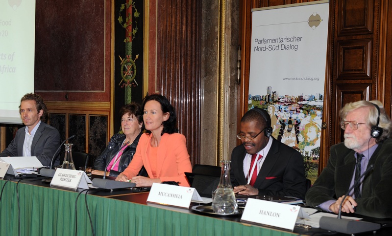 Am Podium v.li.: Michael Hauser, Miet Smet, Klubobfrau der Grünen Eva Glawischnig-Piesczek, Francisco Ussene Mucanheia und Joseph Hanlon
