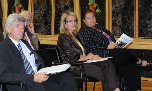 Erste Reihe v.li. die Nationalratsabgeordneten Franz Glaser (V), Carmen Gartelgruber (F) und Petra Bayr (S)