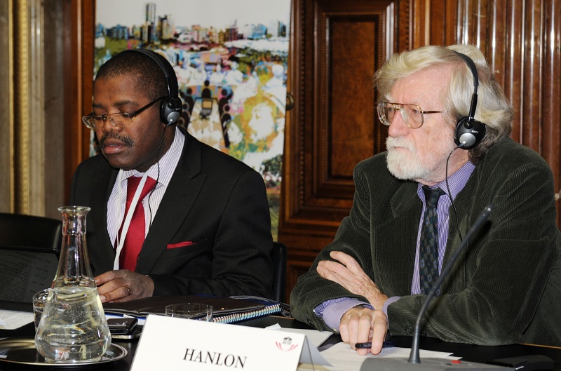 Am Podium v.li.:  Francisco Ussene Mucanheia und Joseph Hanlon