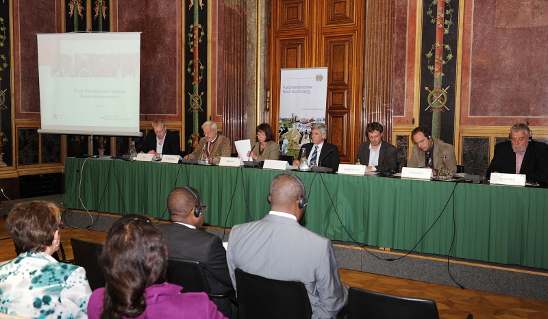 Am Podium v.li. Alexander Egit, Manfred Schnitzer, Elisabeth Hlavac, die Nationalratsabgeordneten Franz Glaser, Wolfgang Pirklhuber, Harald Jannach und Kurt Gaßner