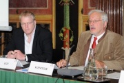 Am Podium v.li. Alexander Egit und Manfred Schnitzer