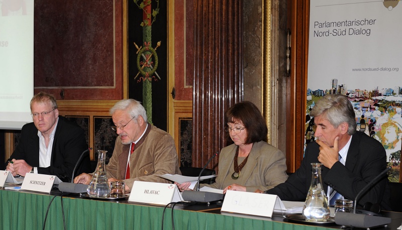 Am Podium v.li. Alexander Egit, Manfred Schnitzer, Elisabeth Hlavac und Nationalratsabgeordneter Franz Glaser