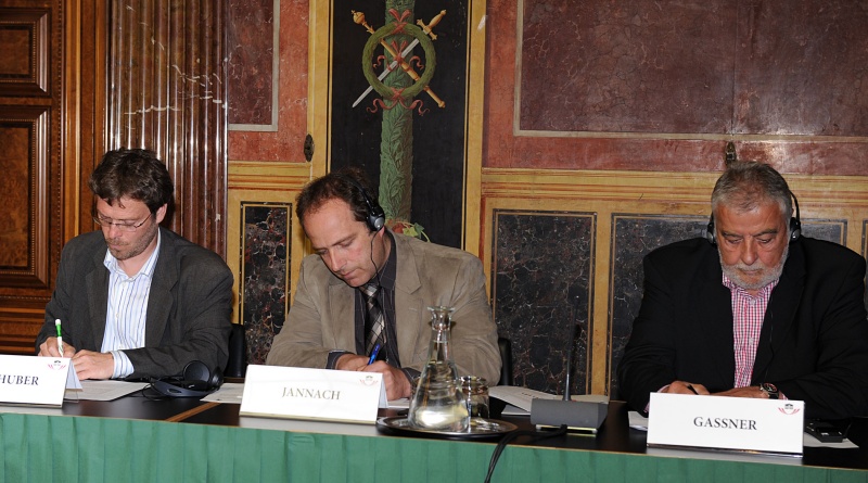 Am Podium v.li.: Wolfgang Pirklhuber, Harald Jannach und Kurt Gaßner