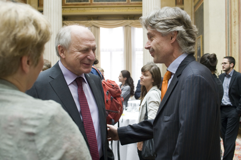 v.li.: Der scheidende Direktor des IHS Bernhard Felderer und Parlamentsdirektor Harald Dossi im Gespräch