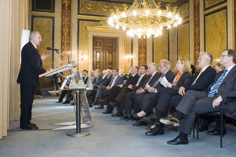 Blick in Richtung Veranstaltungteilnehmer mit dem Gouverneur der Österreichischen Nationalbank Ewald Nowotny am Rednerpult