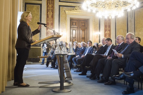 Blick in Richtung VeranstaltungsteilnehmerInnen mit Finanzministerin Maria Theresia Fekter am Rednerpult
