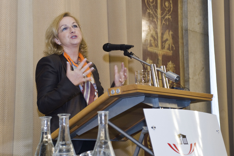 Finanzministerin Maria Theresia Fekter am Rednerpult