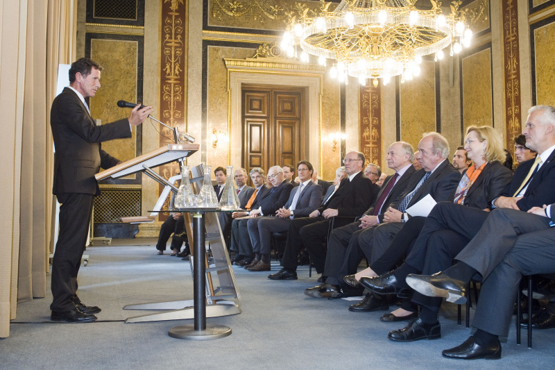 Blick in Richtung VeranstaltungsteilnehmerInnen mit Wissenschaftsminister Karlheinz Töchterle am Rednerpult