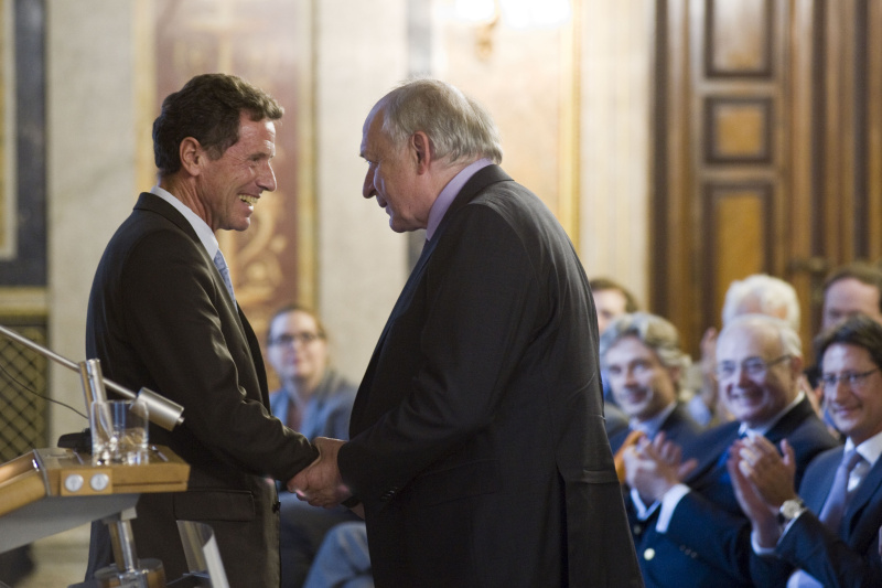 v.li.: Wissenschaftsminister Karlheinz Töchterle gratuliert dem scheidenden Direktor des IHS Bernhard Felderer