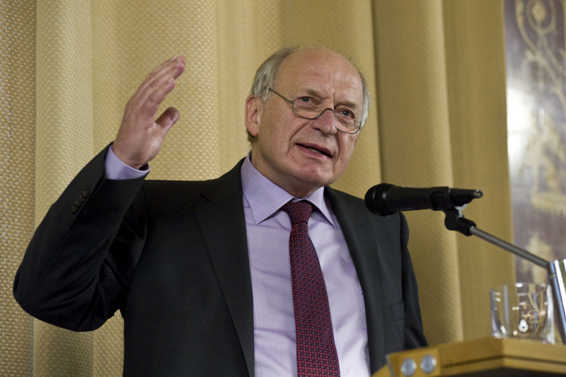 Der scheidende Direktor des IHS Bernhard Felderer am Rednerpult