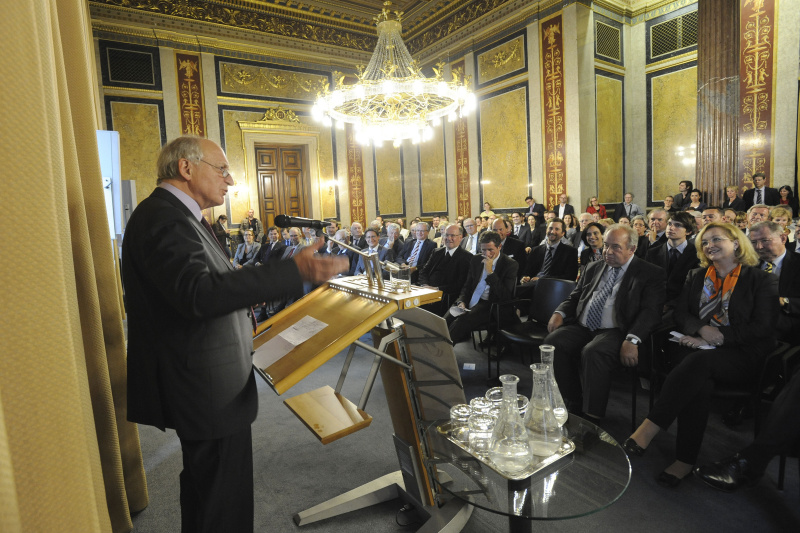Blick in Richtung VeranstaltungsteilnehmerInnen mit dem scheidenden Direktor des IHS Bernhard Felderer am Rednerpult