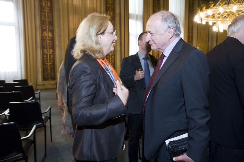 v.li. Finanzministerin Maria Theresia Fekter im Gespräch mit dem scheidenden Direktor des IHS Bernhard Felderer