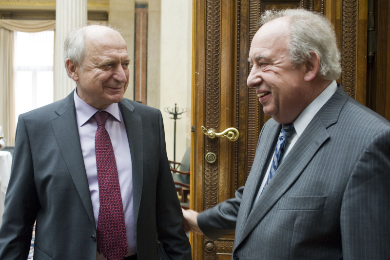 v.li.: Der scheidende Direktor des IHS Bernhard Felderer und der Zweite Nationalratspräsident Fritz Neugebauer