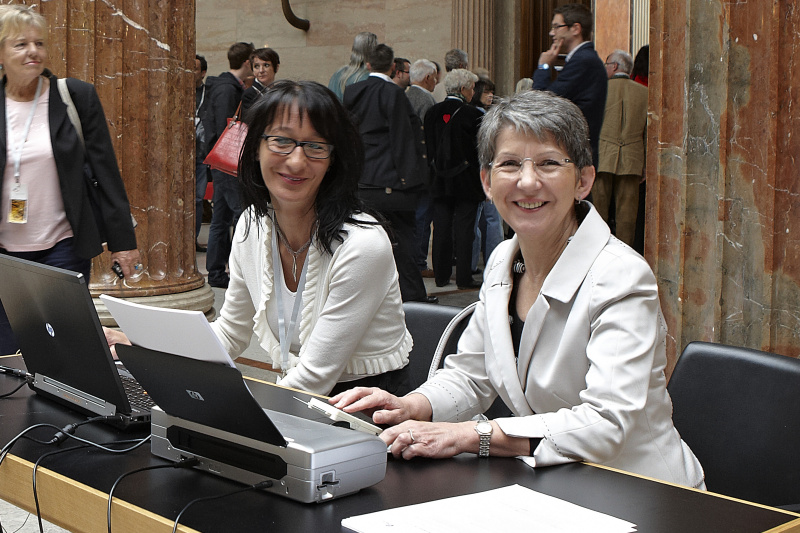 v.li. eine Mitarbeiterin vom Hauptverband der österreichischen Sozialversicherungsträger und Nationalratspräsidentin Barbara Prammer bei der Freischaltung der Bürgerkarte