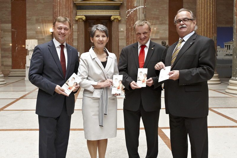 v.li.: Nationalratsabgeordneter Johann Höfinger (V), Nationalratspräsidentin Barbara Prammer, Nationalratsabgeordneter Michael Lampel (S) und Josef Kandlhofer vom Hauptverband der österreichischen Sozialversicherungsträger