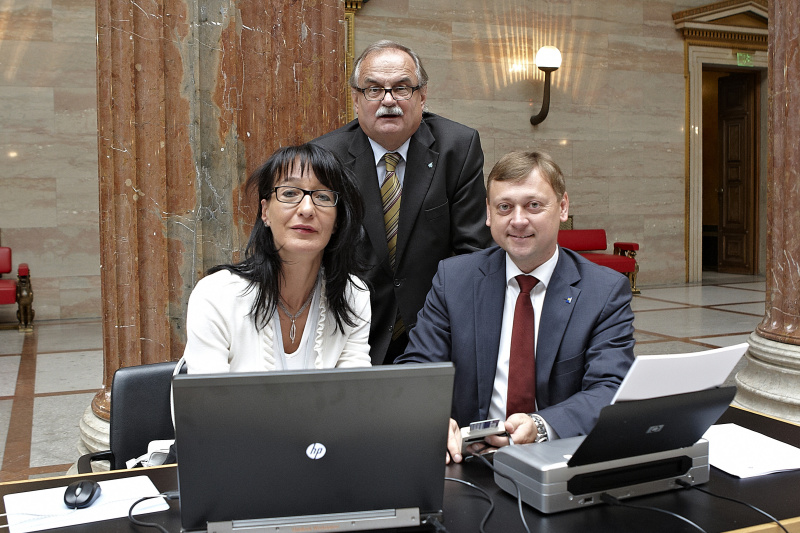 v.li.: eine Mitarbeiterin vom Hauptverband der österreichischen Sozialversicherungsträger, Josef Kandlhofer vom Hauptverband der österreichischen Sozialversicherungsträger und Nationalratsabgeordneter Johann Höfinger beim Freischalten der Bürgerkarte