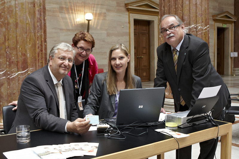 v.li.: Nationalratsabgeordneter Christoph Matznetter (S), zwei Mitarbeiterinnen vom Hauptverband der österreichischen Sozialversicherungsträger und Josef Kandlhofer vom Hauptverband der österreichischen Sozialversicherungsträger