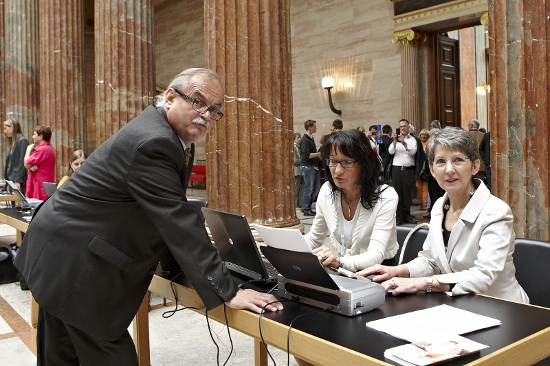 v.li.: Josef Kandlhofer vom Hauptverband der österreichischen Sozialversicherungsträger, eine Mitarbeiterin vom Hauptverband der österreichischen Sozialversicherungsträger und Nationalratspräsidentin Barbara Prammer bei der Freischaltung der Bürgerkarte