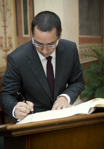 Der rumänische Premierminster Victor Ponta beim Eintrag in das Gästebuch