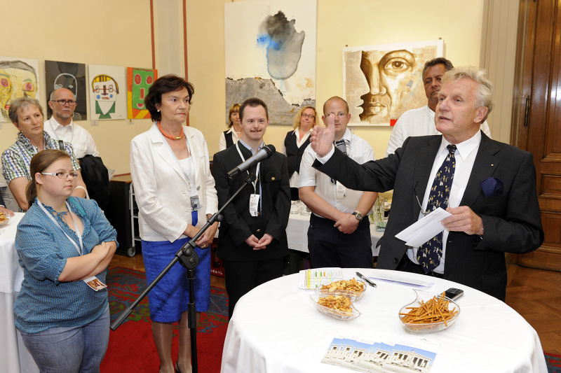 Bundesratspräsident Gregor Hammerl begrüßt die VeranstaltungsteilnehmerInnen (re.)