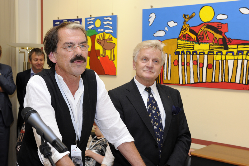 v.li.: der Pädagogische Leiter Simultania Liechtenstein Helmuth Ploschnitznigg am Wort und Bundesratspräsident Gregor Hammerl