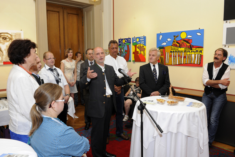v.li.: Am Mikrofon der Geschäftsführer Hilfswerk Steiermark Gerald Mussnig, Organisatorischer Leiter Simultania Reinhart Kollmann, Bundesratspräsident Gregor Hammerl und der Pädagogische Leiter Simultania Liechtenstein Helmuth Ploschnitznigg