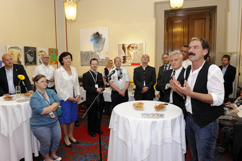 Blick in Richtung VeranstaltungsteilnehmerInnen. Am Wort der Pädagogische Leiter Simultania Liechtenstein Helmuth Ploschnitznigg (re.)