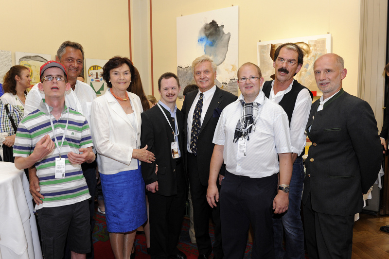 v.li.: Veranstaltungsteilnehmer, Organisatorischer Leiter Simultania Reinhart Kollmann, Geschäftsführerin Licht ins Dunkel Christine Tschürtz-Kny, Andreas Haas, Bundesratspräsident Gregor Hammerl, Veranstaltungsteilnehmer, Pädagogischer Leiter Simultania Liechtenstein Helmuth Ploschnitznigg und der Geschäftsführer Hilfswerk Steiermark Gerald Mussnig