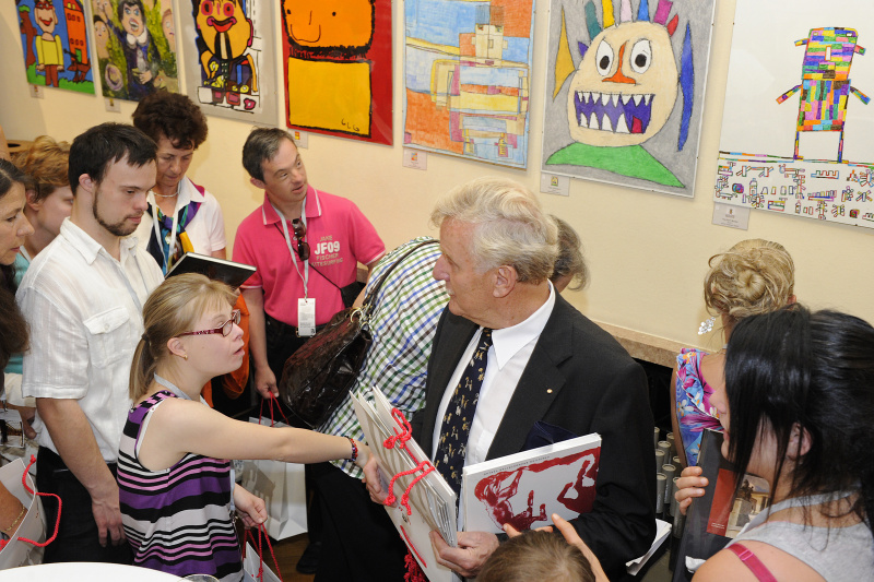 Bundesratspräsident Gregor Hammerl überreicht Souvenirs an die VeranstaltungsteilnehmerInnen