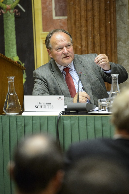 Am Podium Umweltsprecher Nationalratsabgeordneter Hermann Schultes (V) am Wort