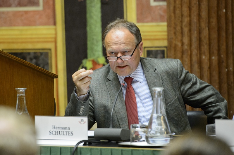 Am Podium Umweltsprecher Nationalratsabgeordneter Hermann Schultes (V) am Wort