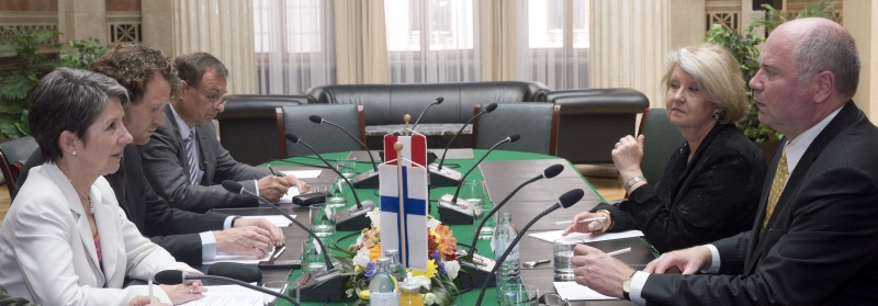Aussprache. Linke Bildhälfte: Österreichische Delegation mit Nationalratspräsidentin Barbara Prammer (li). Rechte Bildhälfte: Finnische Delegation mit dem Präsidenten der finnischen Eduskunta Eero Heinäluoma (re)