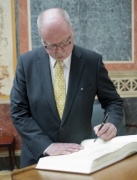 Der Präsident der finnischen Eduskunta Eero Heinäluoma beim Eintrag in das Gästebuch