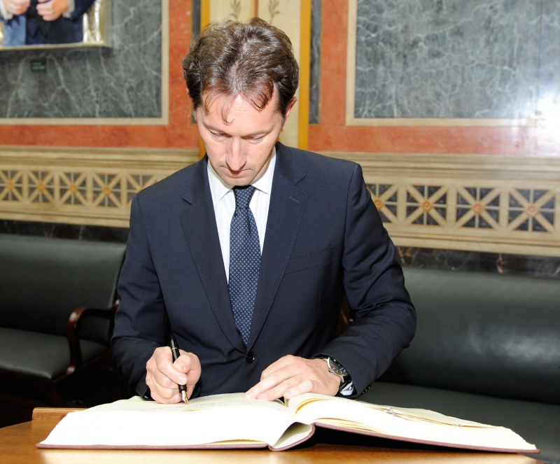 Der Präsident der Slowenischen Nationalversammlung Gregor Virant beim Eintrag in das Gästebuch