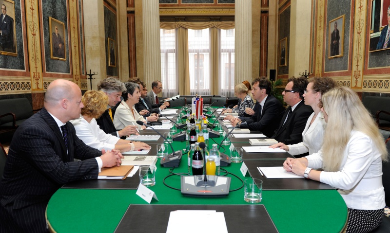 Aussprache. Linke Bildhälfte: Österreichische Delegation mit Parlamentsdirektor Harald Dossi (3.v.li.) und Nationalratspräsidentin Barbara Prammer (4.v.li.). Rechte Bildhälfte: Slowenische Delegation mit dem Präsidenten der Slowenischen Nationalversammlung Gregor Virant (4.v.re.)