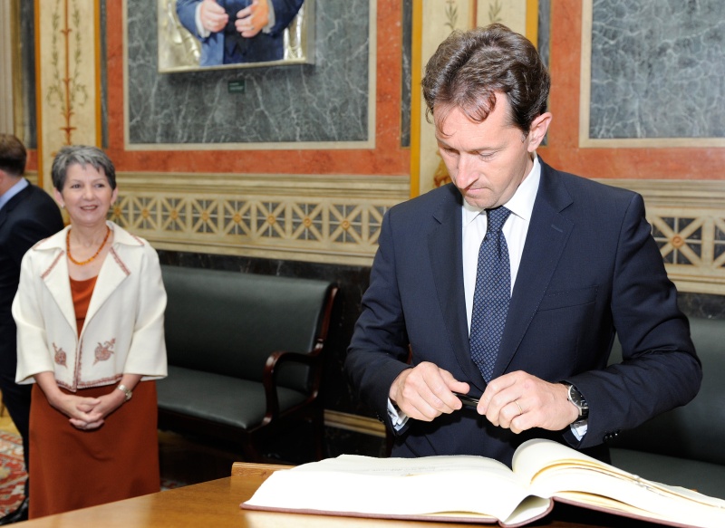 v.li. Nationalratspräsidentin Barbara Prammer und der Präsident der Slowenischen Nationalversammlung Gregor Virant beim Eintrag in das Gästebuch