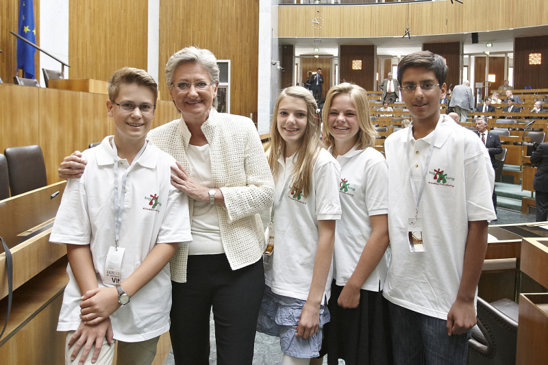 Unterrichtsministerin Claudia Schmied mit SchülerInnen der 4E Klasse des BG/BRG Klosterneuburg