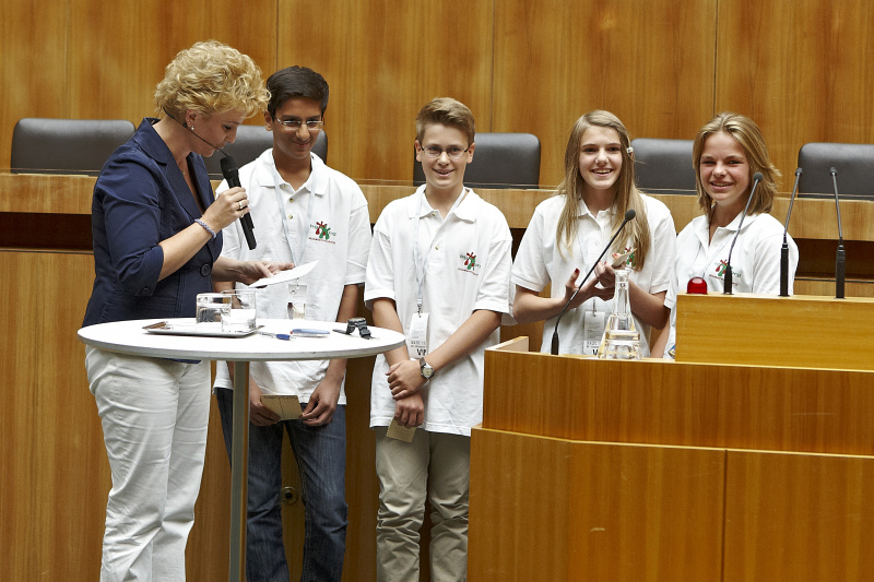Andrea Radakovits mit SchülerInnen des BG/BRG Klosterneuburg