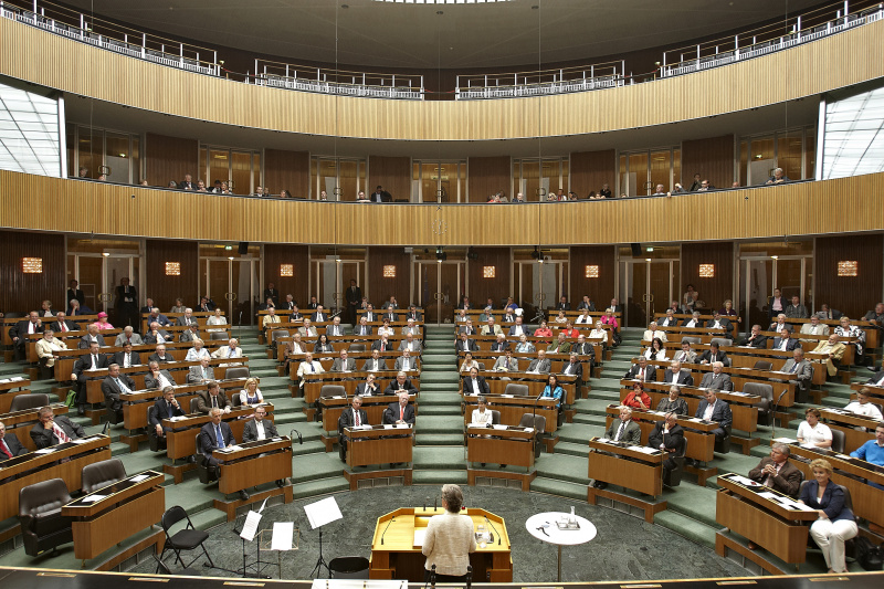 Blick in Richtung VeranstaltungsteilnehmerInnen mit Unterrichtsministerin Claudia Schmid am Rednerpult