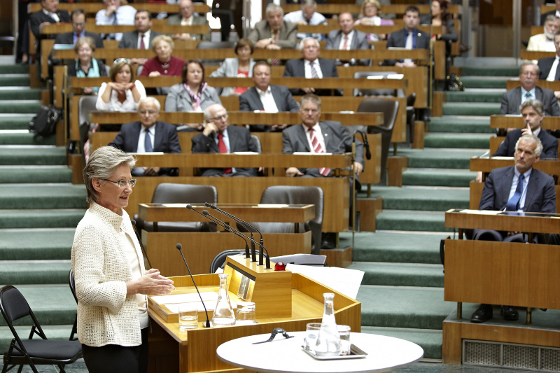Unterrichtsministerin Claudia Schmid am Rednerpult
