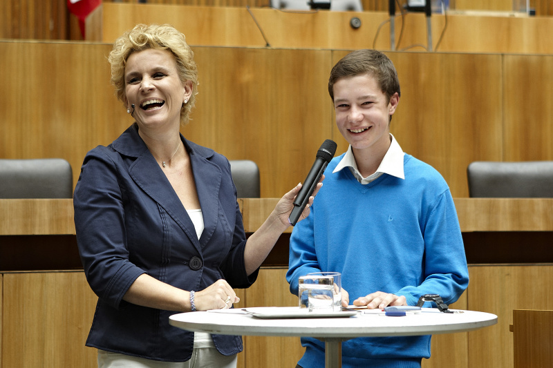 Andrea Radakovits mit einem Schüler der Hauptschule Bildungscampus Moosburg